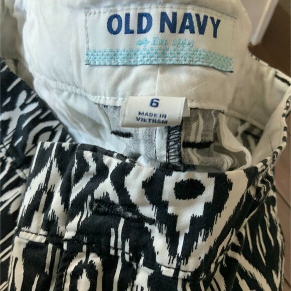 OLD NAVY LADIES BLACK WHITE GEOMETRIC POCKETED SHORT SHORTS EUC 6 - Picture 3 of 10